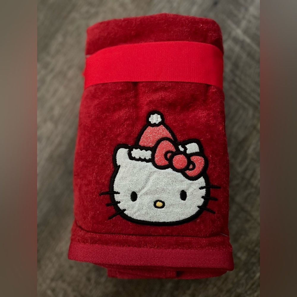 Hello Kitty Christmas Soap Dispenser and Towel Set - Picture 5 of 5